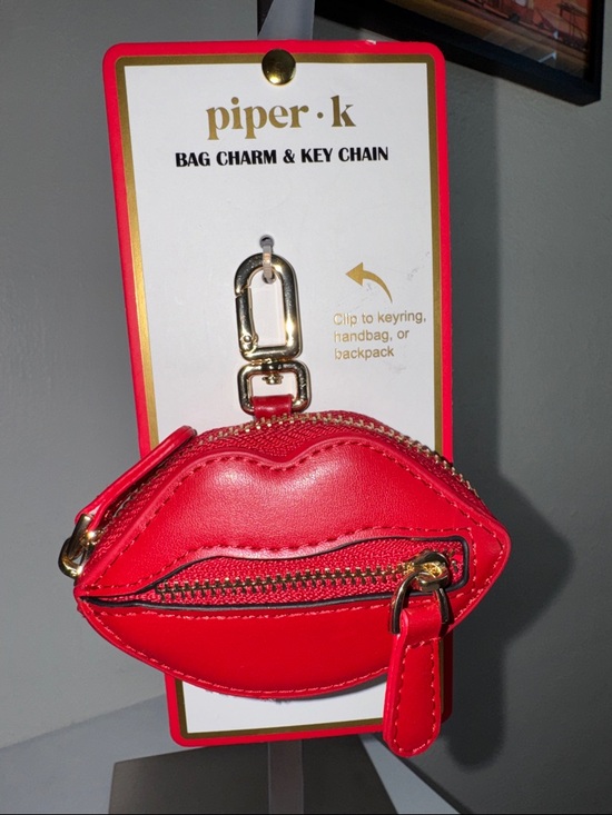 Piper K Accessories - Piper K Lip-Shaped Zipper Charm Key AirPod Holder